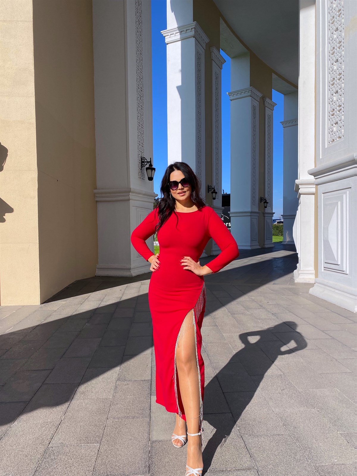 Zincir Detaylı Kırmızı Uzun Kollu Yırtmaçlı Maksi Elbise