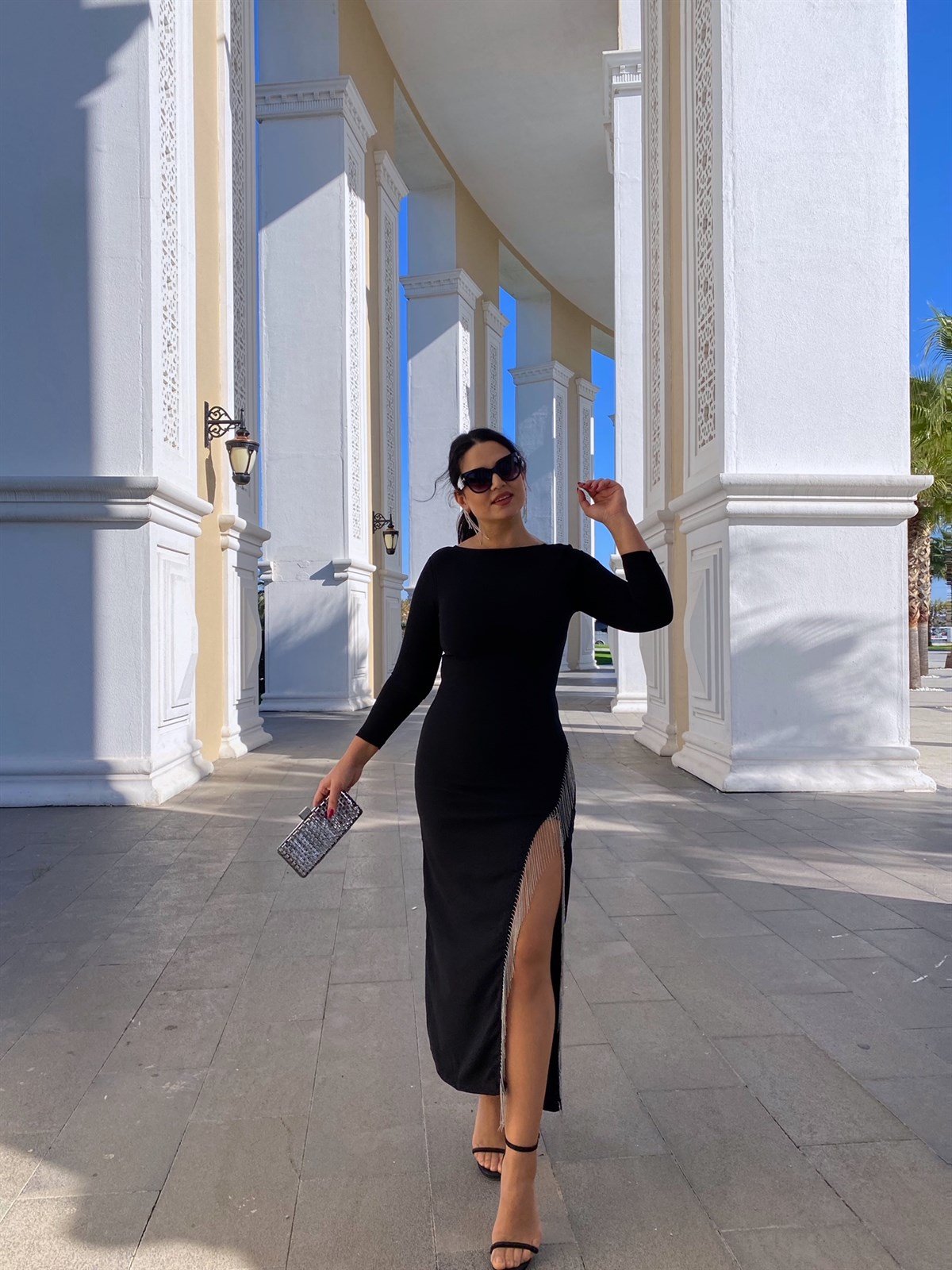 Zincir Detaylı Siyah Uzun Kollu Yırtmaçlı Maksi Elbise