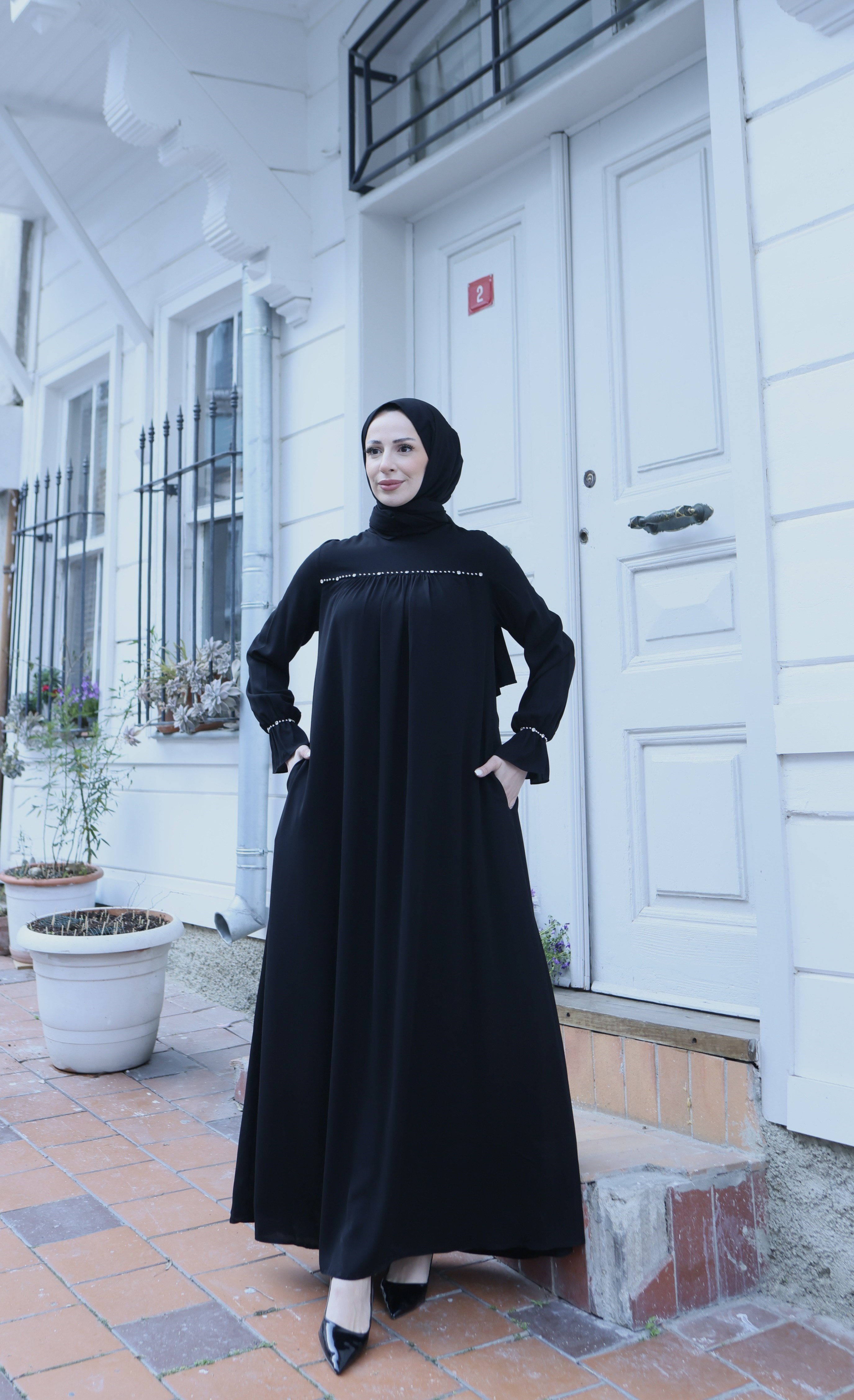 Önü Ve Kol Ucu Taş İşlemeli Şallı Tesettür Elbise Siyah HNT71021