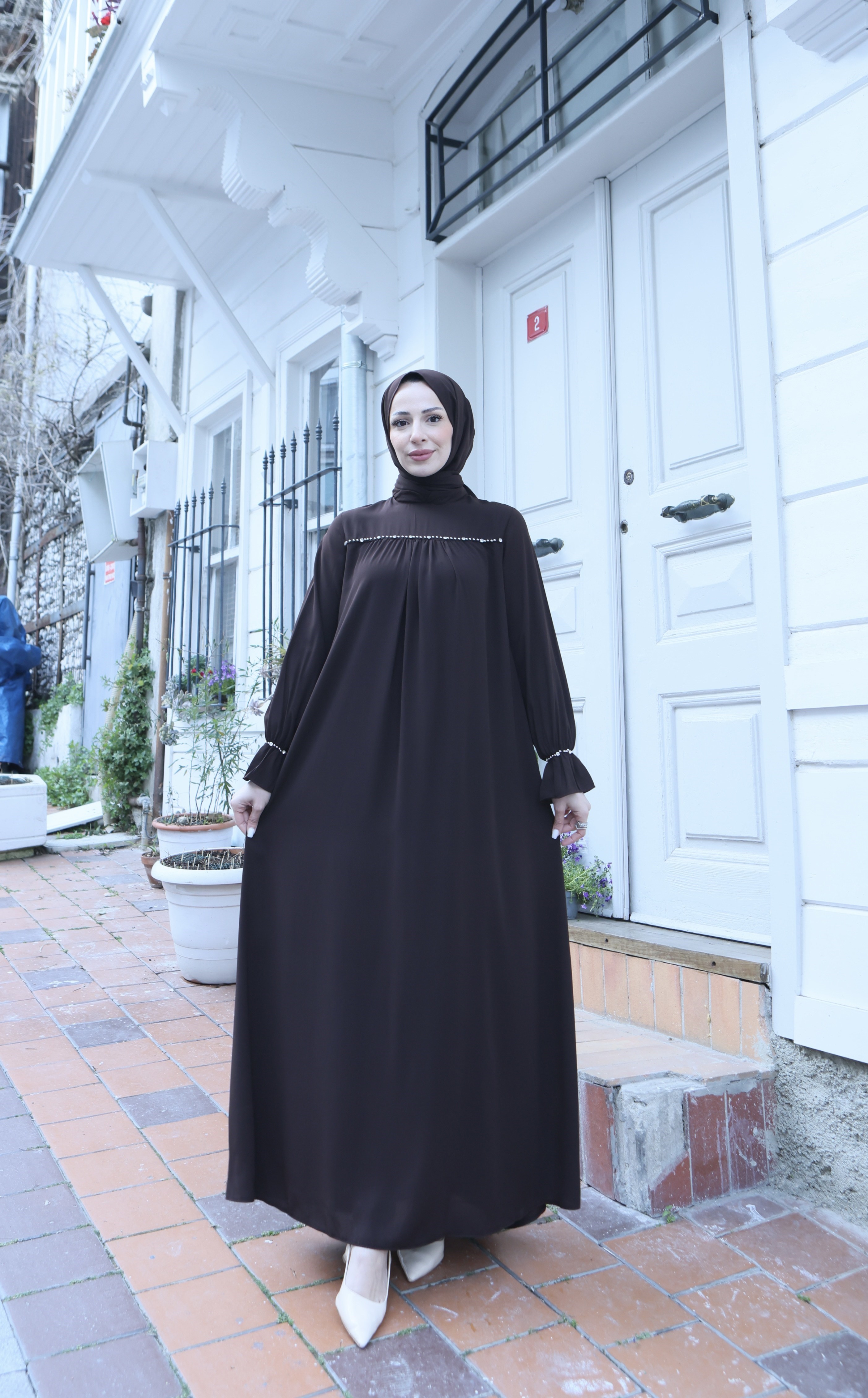 Önü Ve Kol Ucu Taş İşlemeli Şallı Tesettür Elbise Kahve  HNT71021