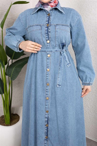 Gömlek Yaka Kemerli Denim Elbise – Uzun Tesettür Jean Model Açık Mavi