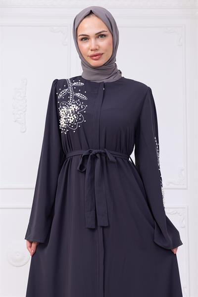 İncili Çiçek Motifli Kuşaklı Ferace Füme HM2720