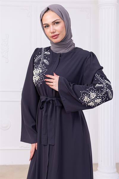 İncili Çiçek Motifli Kuşaklı Ferace Füme HM2720