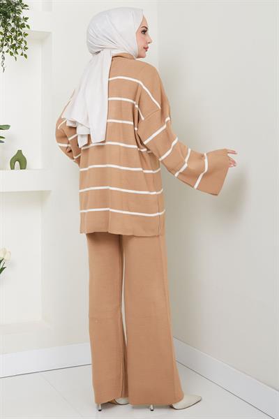 Yarım Balıkçı Yaka Çizgili Triko Takım Camel HM2553