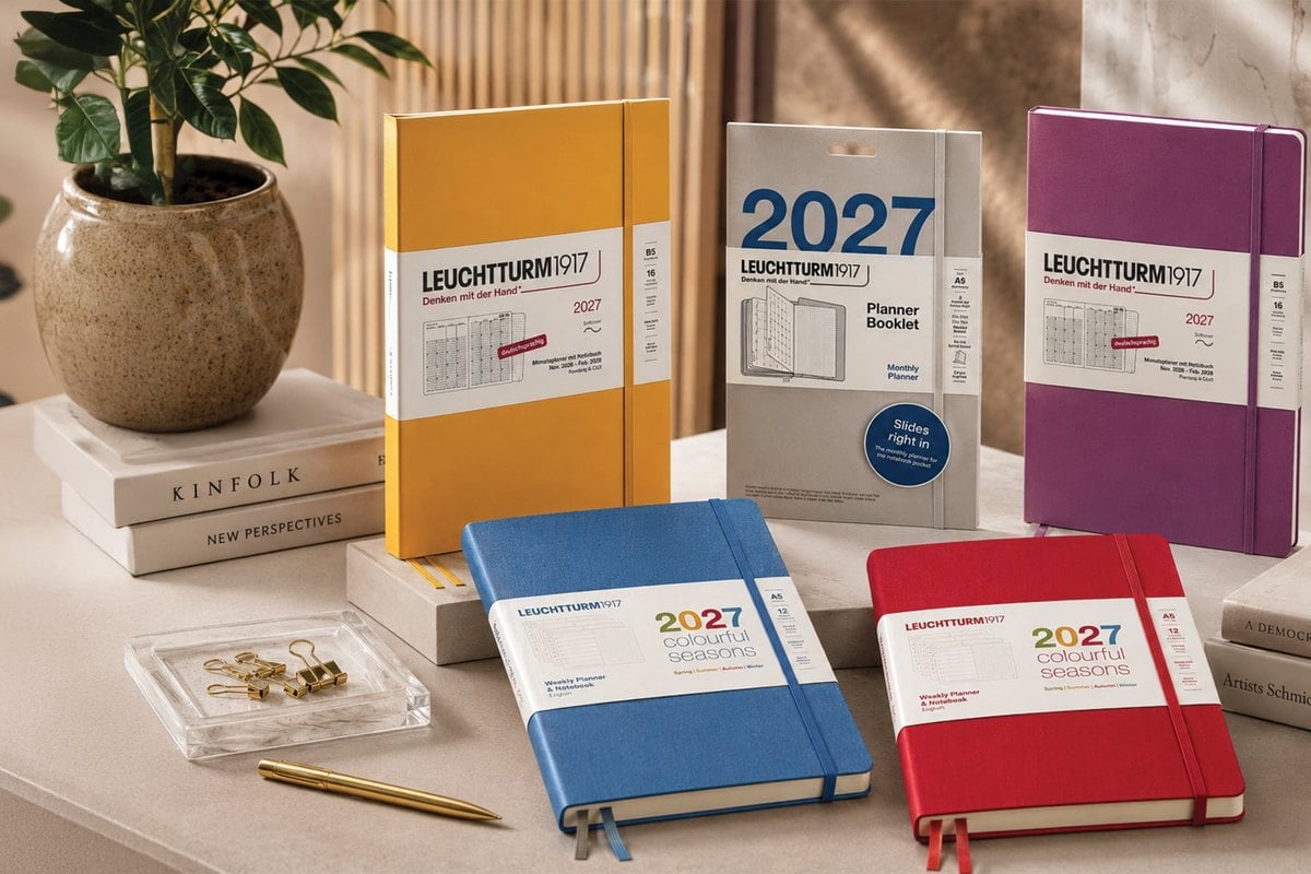 Leuchtturm1917 2027 ajandaları: sarı, gri, mor, mavi ve kırmızı planner modelleri masa üstünde