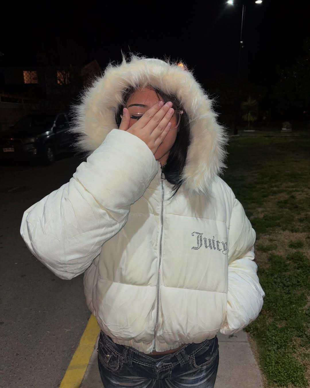 Beyaz Juicy Peluş Kapüşonlu Şişme Crop Mont