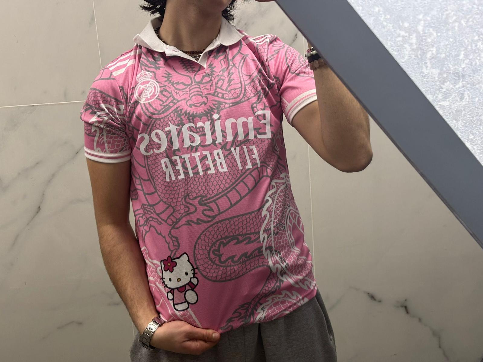 Pembe Kitty Madrid Dragon Jersey Beyaz Düğmeli Yaka T-shirt