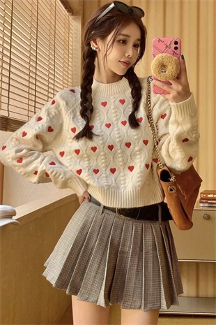 Beyaz Kalp Nakış İşlemeli Kazak