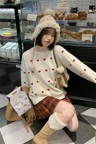 Beyaz Kalp Nakış İşlemeli Kazak