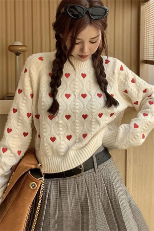 Beyaz Kalp Nakış İşlemeli Kazak