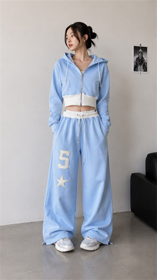 Buz Mavisi Crop Fermuarlı Hoodie & Bol Paça Baskılı Eşofman Takımı