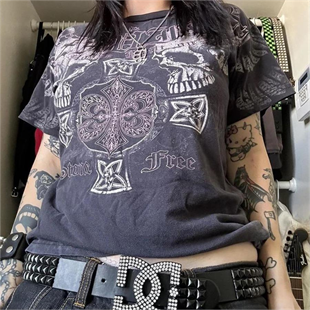 Füme Gothic Stone Free Winged Skull Unisex T-Shirt
