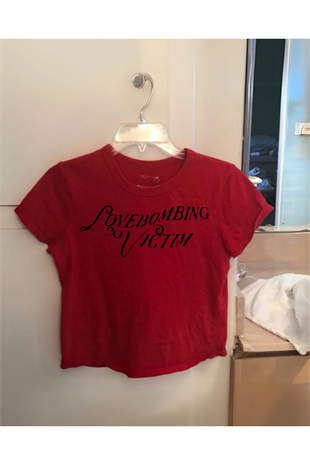 Love Bombing Baskılı Kırmızı Crop Bluz