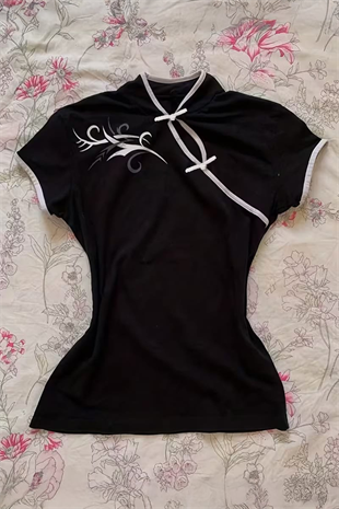 Siyah Çin Yakalı Floral Motifli Beyaz Şeritli Vintage Y2K Kısa Kollu Crop