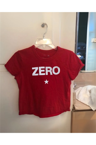 Zero Baskılı Kırmızı Crop Bluz