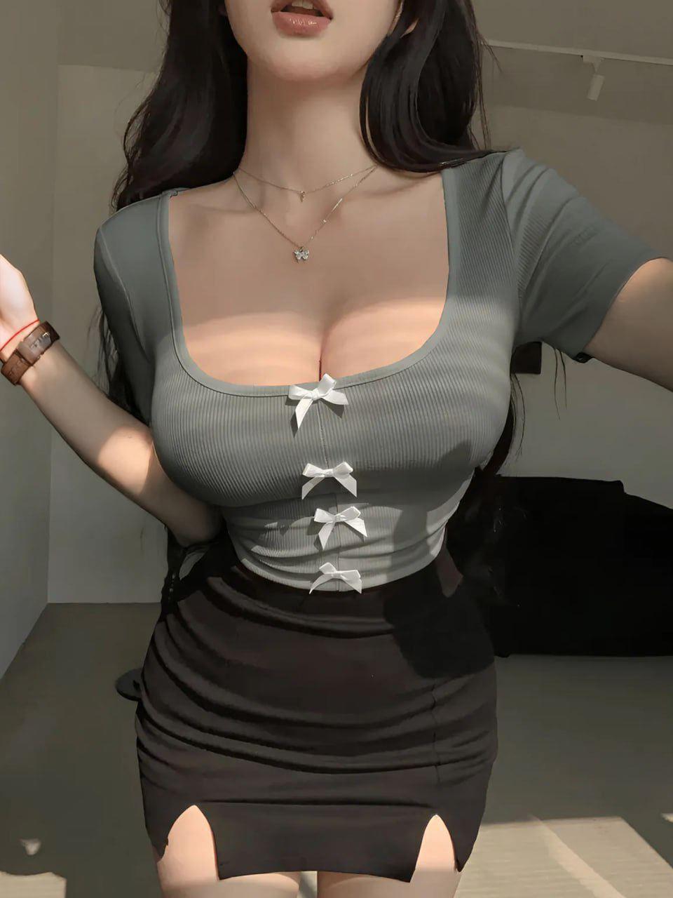 Gri Kurdele Detaylı Kare Yaka Kısa Kol Crop Bluz