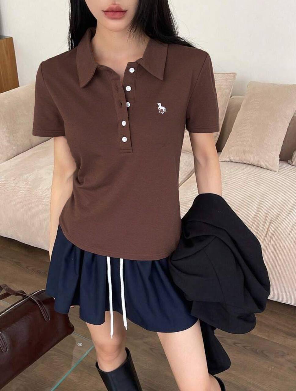 Kahverengi Tek Boynuzlu At Baskılı Polo Yaka Düğmeli Kısa Kol Tshirt 