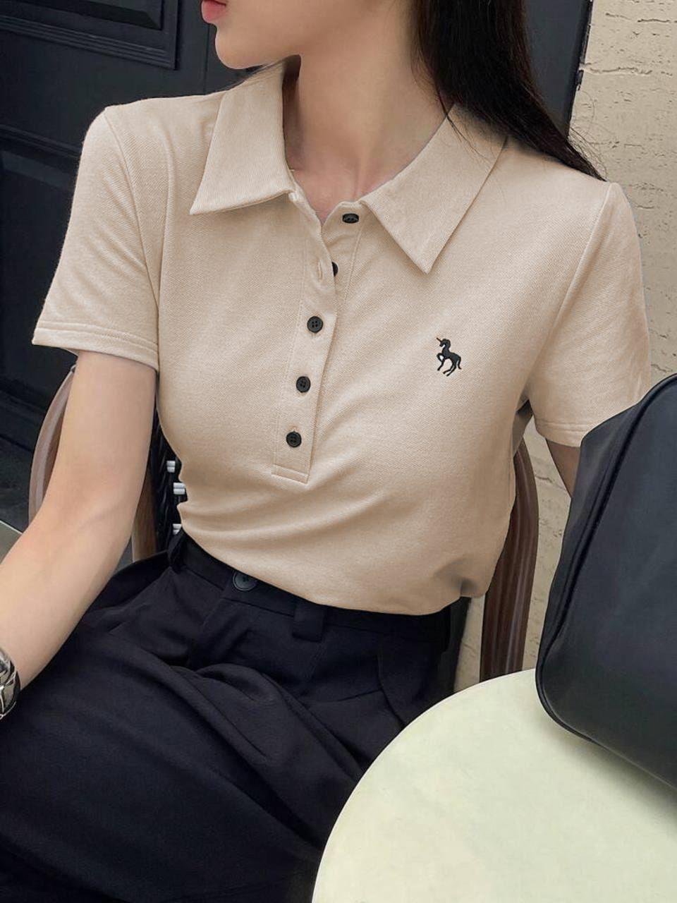 Krem Tek Boynuzlu At Baskılı Polo Yaka Düğmeli Kısa Kol Tshirt 