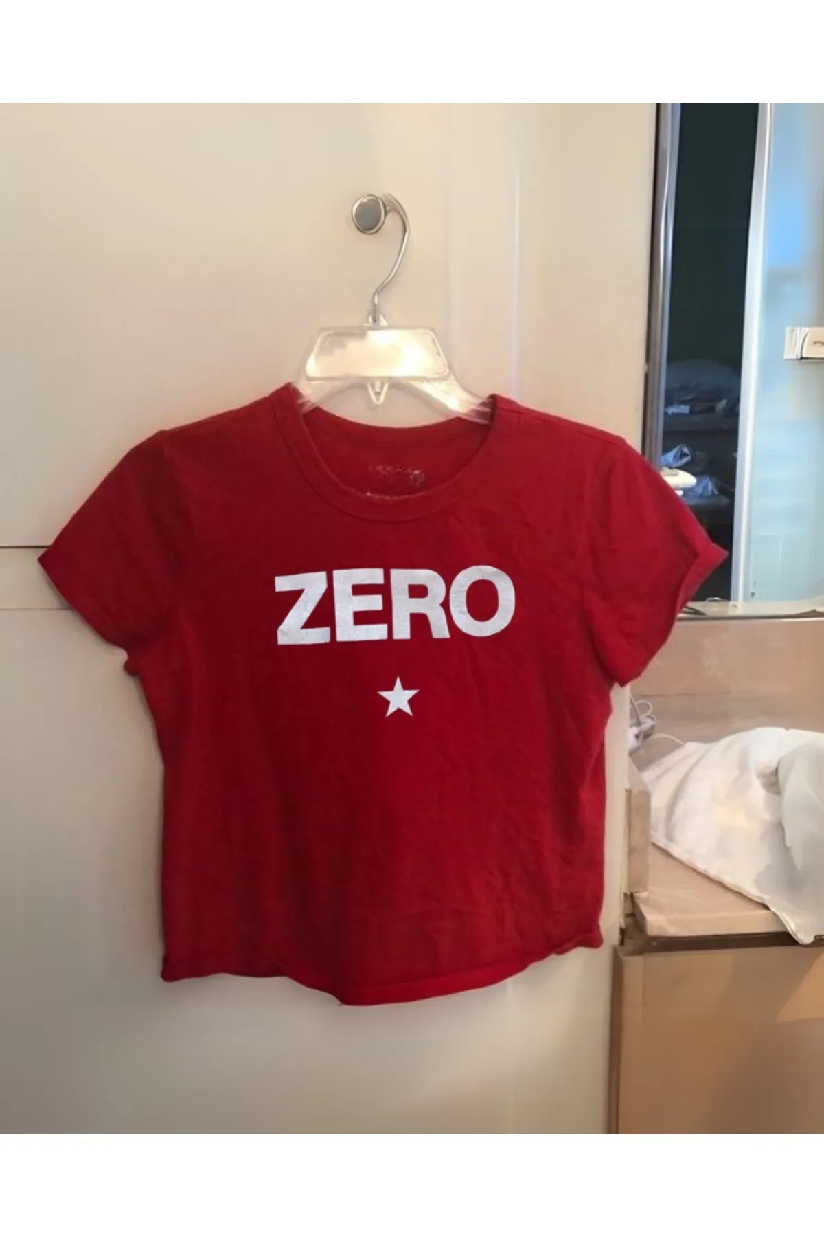 Zero Baskılı Kırmızı Crop Bluz