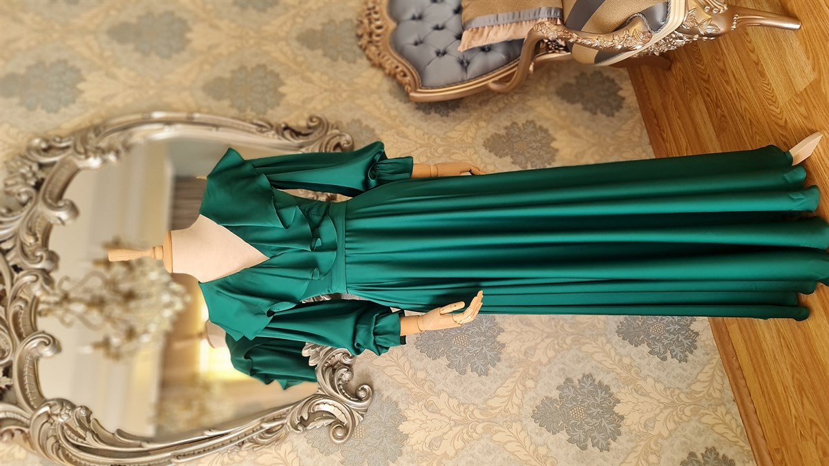 Yeşil Krep Satenden,Yakada Volan Detaylı,Kiloş Etekli Sade Abiye Elbise