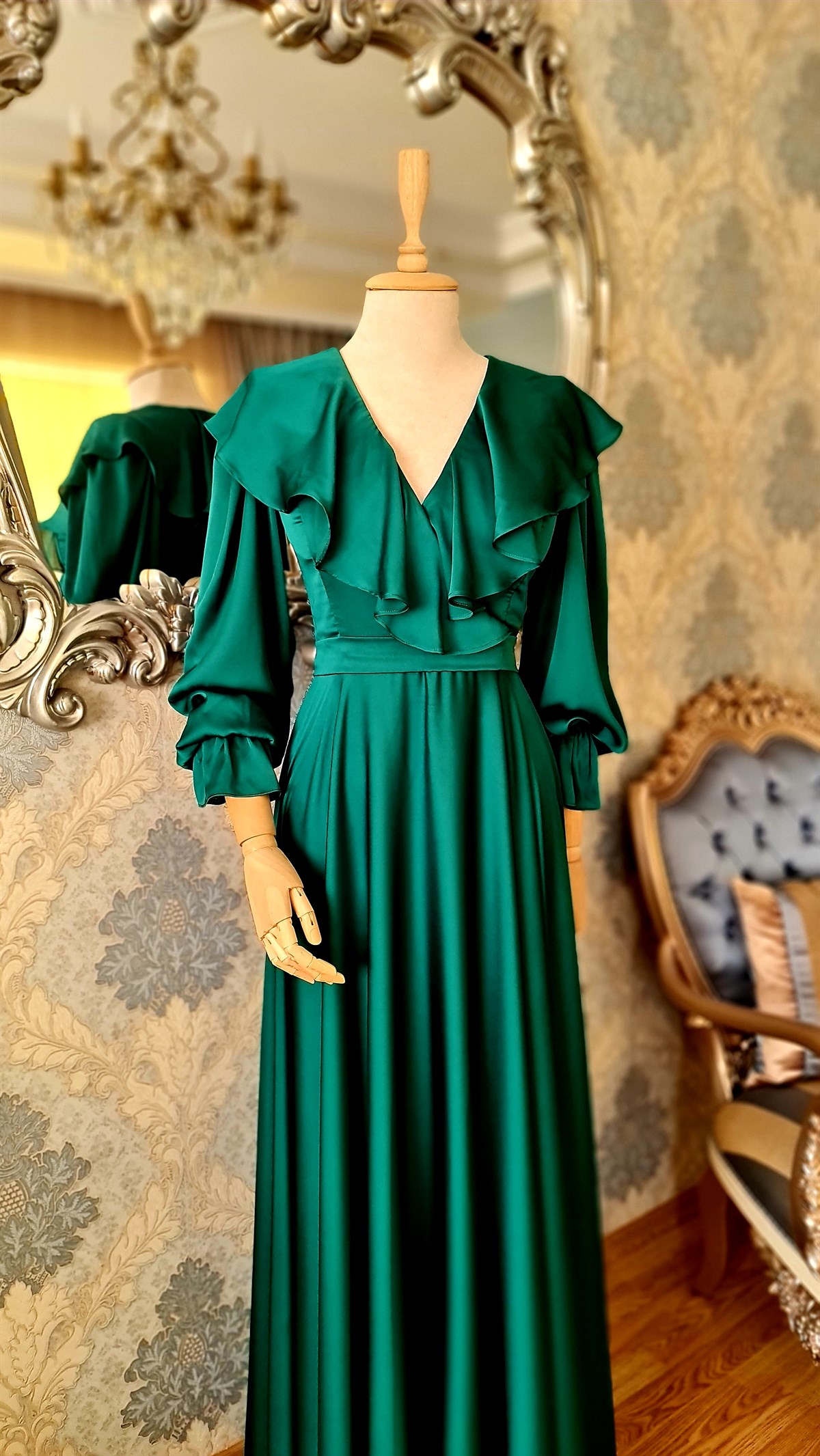 Yeşil Krep Satenden,Yakada Volan Detaylı,Kiloş Etekli Sade Abiye Elbise