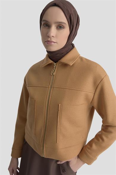 Boydan Fermuarlı Cep Detaylı Kısa Ceket Camel 25KT517