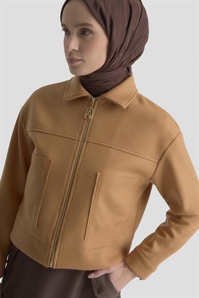 Boydan Fermuarlı Cep Detaylı Kısa Ceket Camel 25KT517