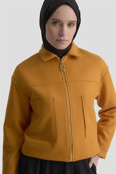 Boydan Fermuarlı Cep Detaylı Kısa Ceket Hardal 25KT517