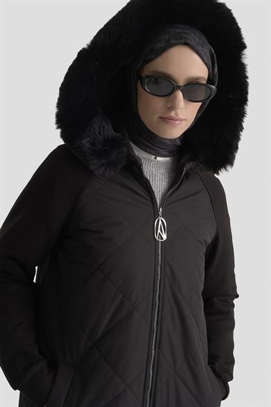 Kapüşonu Kürklü Boydan Fermuarlı Cepli Kapitone Siyah 25KT745