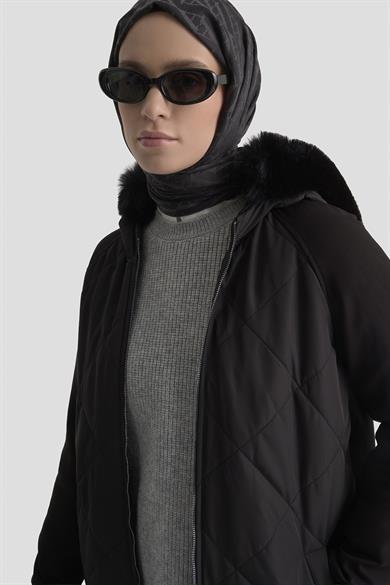 Kapüşonu Kürklü Boydan Fermuarlı Cepli Kapitone Siyah 25KT745