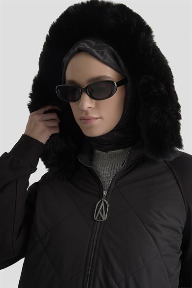 Kapüşonu Kürklü Boydan Fermuarlı Cepli Kapitone Siyah 25KT745