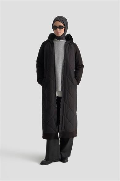 Kapüşonu Kürklü Boydan Fermuarlı Cepli Kapitone Siyah 25KT745