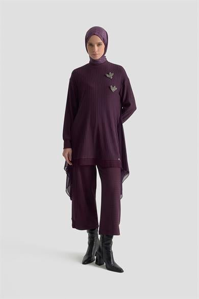 Kendinden Çizgili Broş Detaylı Asimetrik Kesim Pantolonlu İkili Takım Mürdüm 25KT669