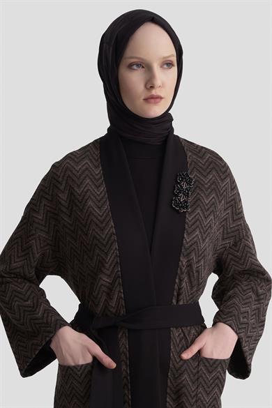 Kendinden Desenli Broş Detaylı Belden Kuşaklı Örme Hırka Kahverengi 25KT534