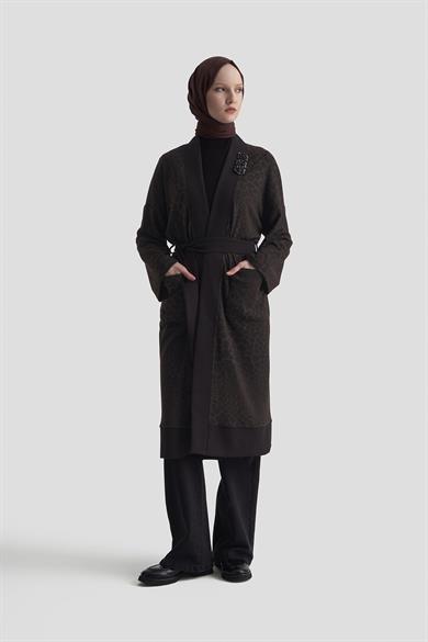 Kendinden Desenli Broş Detaylı Belden Kuşaklı Örme Hırka Koyu Kahve 25KT534