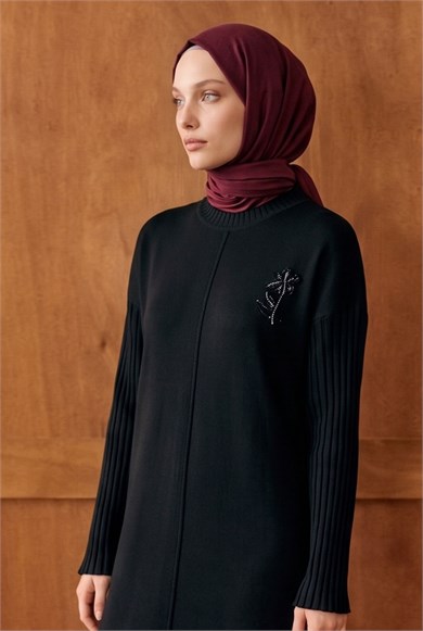 Bisiklet Yaka Taş Aksesuarlı Fitilli Kol Detaylı Tunik 103 Cm Boy Siyah 26KTD412