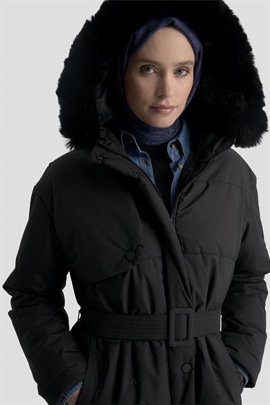 Boydan Fermuarlı Aller Detaylı Kemerli Kapüşonu Kürklü Mont Siyah 25KT743