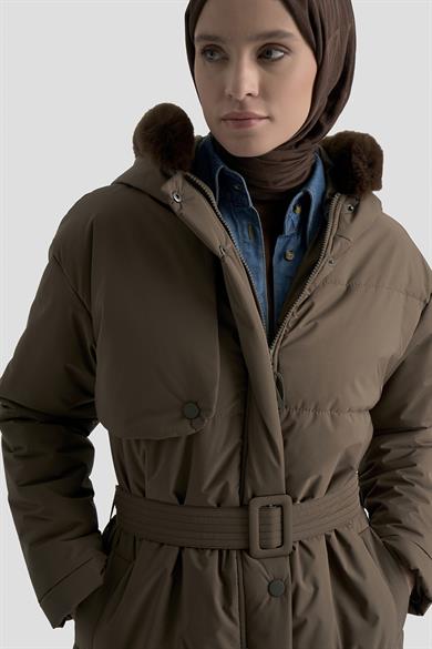 Boydan Fermuarlı Aller Detaylı Kemerli Kapüşonu Kürklü Mont Kahverengi 25KT743