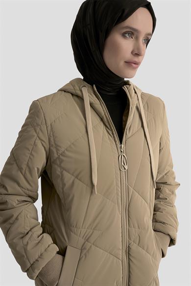 Boydan Fermuarlı Cepli Kapüşonlu Kapitone Mont Bej 25KT703