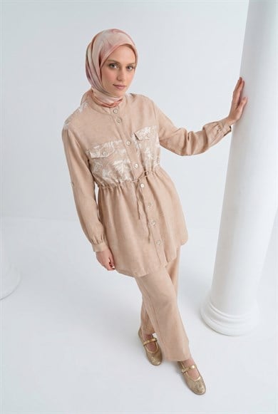 Çiçek Desenli Beli Büzgülü Tunik ve Geniş Paça Pantolonlu Takım Bej 26YT6156