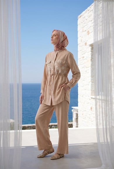 Çiçek Desenli Beli Büzgülü Tunik ve Geniş Paça Pantolonlu Takım Bej 26YT6156