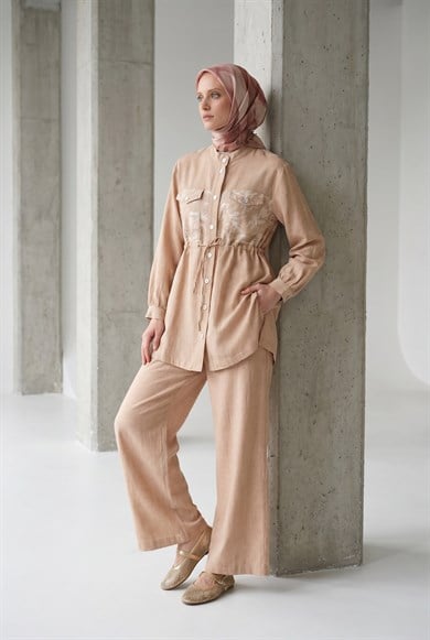 Çiçek Desenli Beli Büzgülü Tunik ve Geniş Paça Pantolonlu Takım Bej 26YT6156