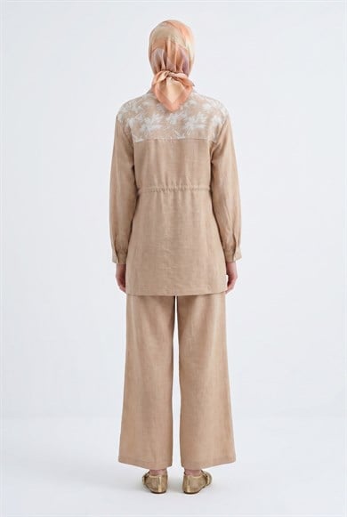 Çiçek Desenli Beli Büzgülü Tunik ve Geniş Paça Pantolonlu Takım Bej 26YT6156