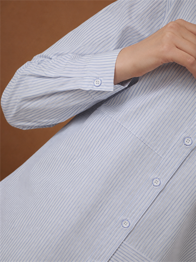 Çizgili Asimetrik Blok Detaylı Düğmeli Uzun Kollu Oversize Gömlek Tunik 90 cm Boy Mavi 26YT490