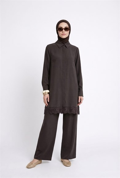 Dantel Detaylı Gizli Düğmeli Pantolonlu İkili Takım Kahverengi 26YT664