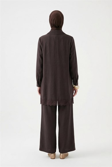 Dantel Detaylı Gizli Düğmeli Pantolonlu İkili Takım Kahverengi 26YT664