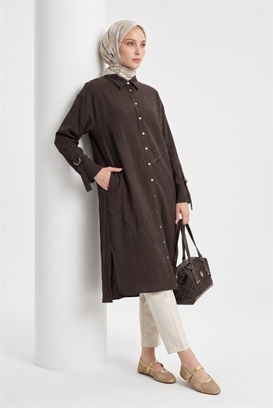Doğal Kumaş Asimetrik Dikiş Detaylı Gömlek Yaka Tunik 118 cm Boy Kahverengi 26YT478