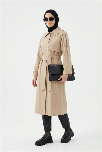 Gizli Düğmeli Belden Kuşaklı Kolu Toka Detaylı Trençkot Bej 26YT701