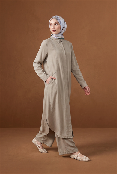 Gömlek Yaka Gizli Patlı Tam Boy Düğmeli Tunik ve  Beli Lastikli Bol Paça Pantolon İkili Takım Vizon AGTK2628