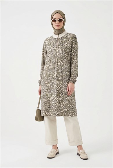 Kendinden Desenli Yakası Ribanalı Yarım Fermuarlı Tunik Haki 26YT441